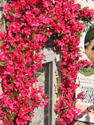 Instalacja fuksjowa z kwiatów bugenwilla w kształcie litery „u”
