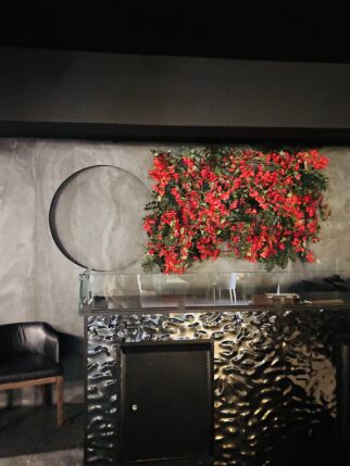 Instalacja kwiatowa na ścianę 1,9m2 z czerwonych kwiatów