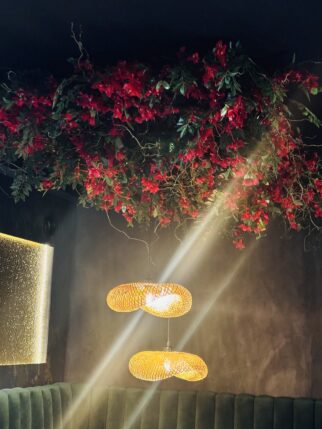 Instalacja kwiatowa na sufit, ścianę 2,4m2 z czerwonych kwiatów