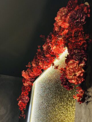 Instalacja kwiatowa na ścianę 3m2 z czerwonych, fioletowych i pomarańczowych kwiatów