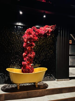 Instalacja kwiatowa na ścianę itp. z czerwonych kwiatów