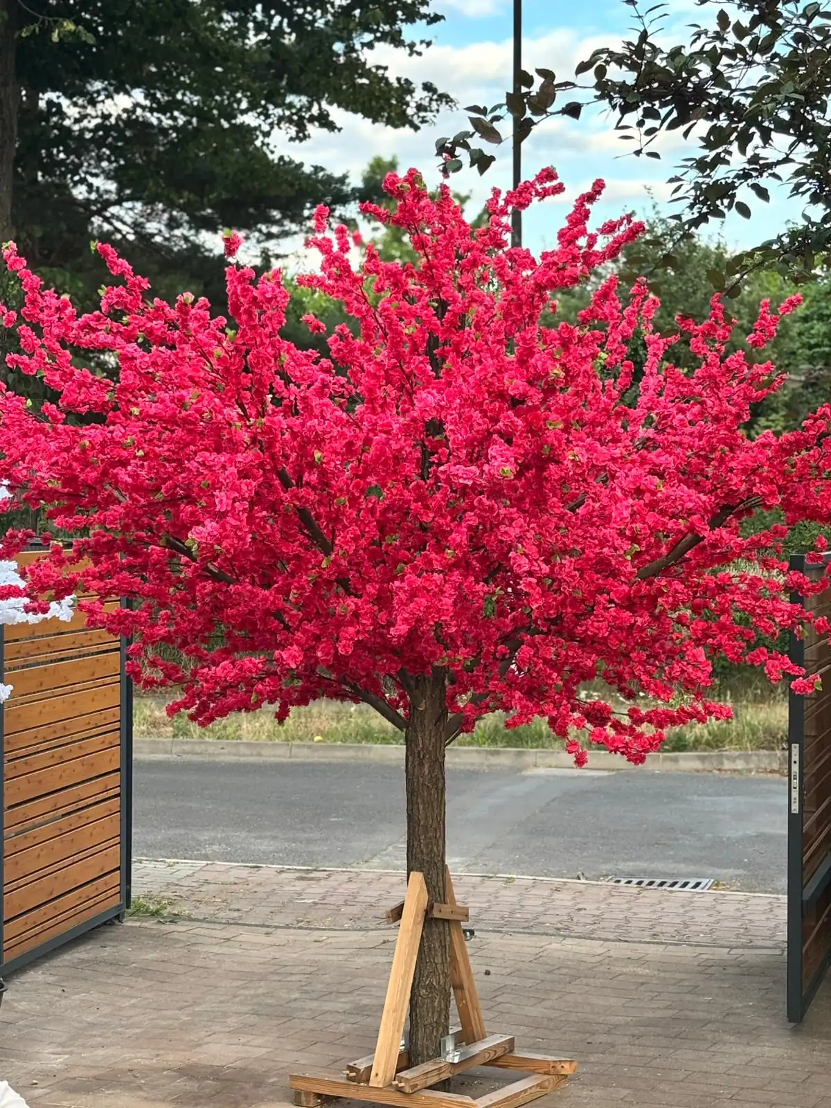 Sztuczne drzewa na naturalnym pniu – elegancja natury w nowoczesnych wnętrzach