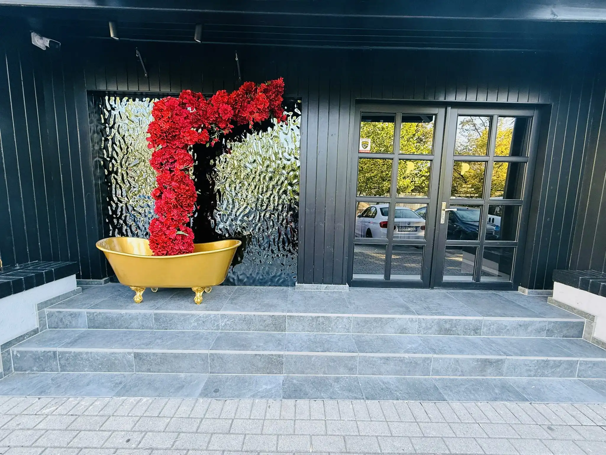 Dekoracyjne drzewo do restauracji – jak sztuczna zieleń tworzy niepowtarzalny klimat.