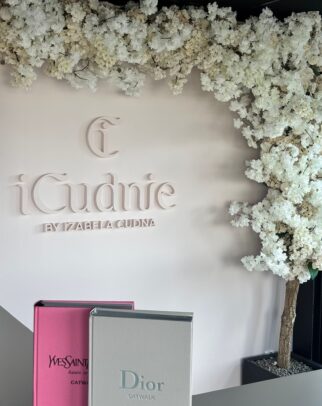 Instalacja z kwiatów białych i beżowych / drzewo 250cm wysokości i 215cm szerokości