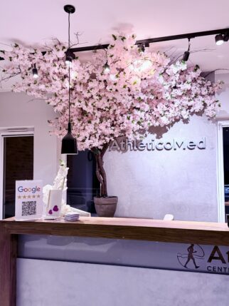 Drzewo kwitnącej wiśni z pudrowymi różowymi kwiatami i koroną na ścianie i suficie 170cm szerokości