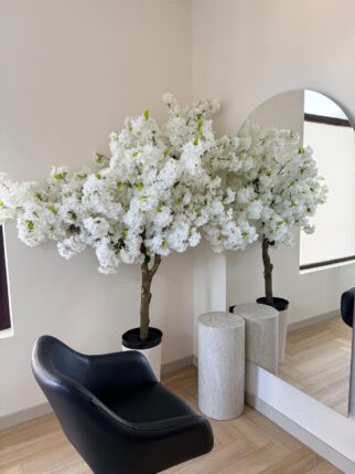 Drzewo kwitnącej wiśni 150cm w kolorze białym na naturalnym pniu