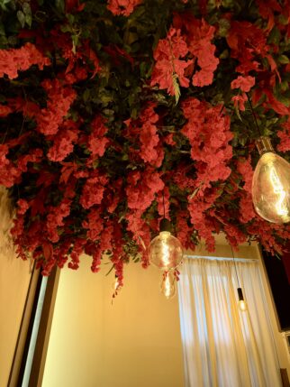 Instalacja z czerwonych kwiatów na sufit, ścianę 10m2